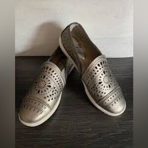 Earth Origins shoe walking comfort leather silver platinum metallic lazer  8.5